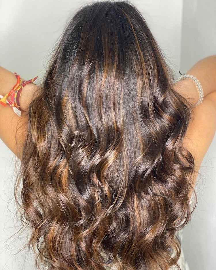 hnedé vlasy balayage trendy 2020 čokoládová farba chai vlasov