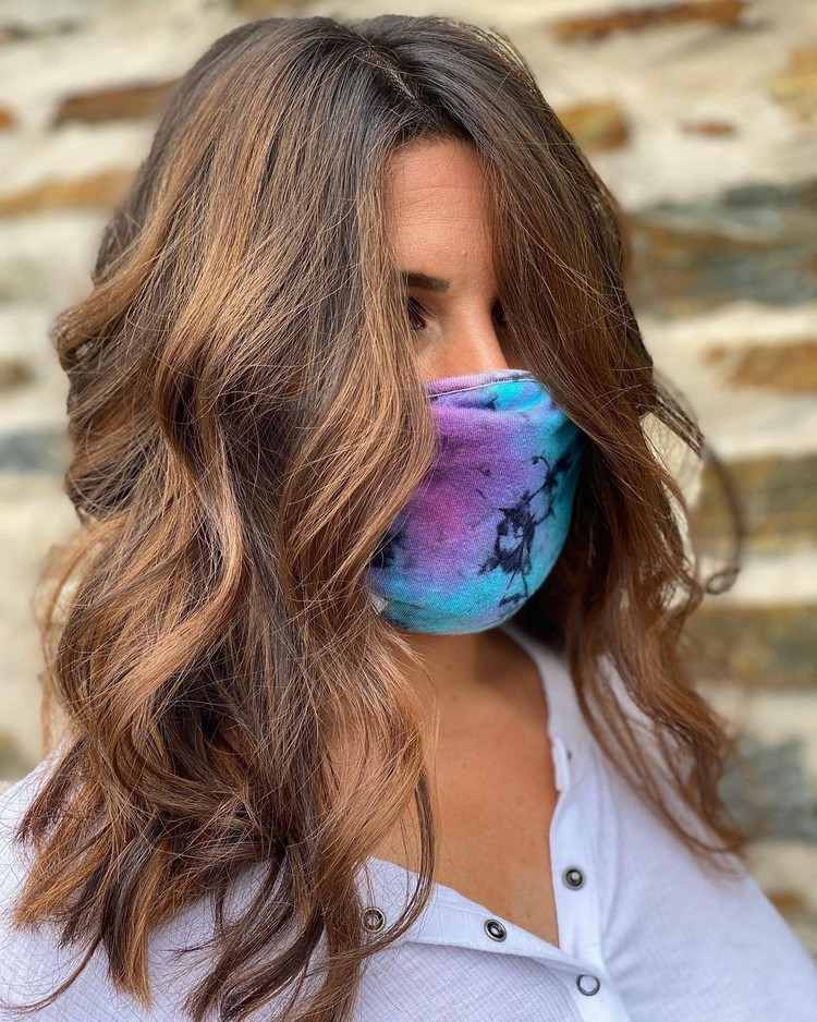 Karamelovo hnedá farba vlasov balayage pre účesy účesy trendy jeseň zima