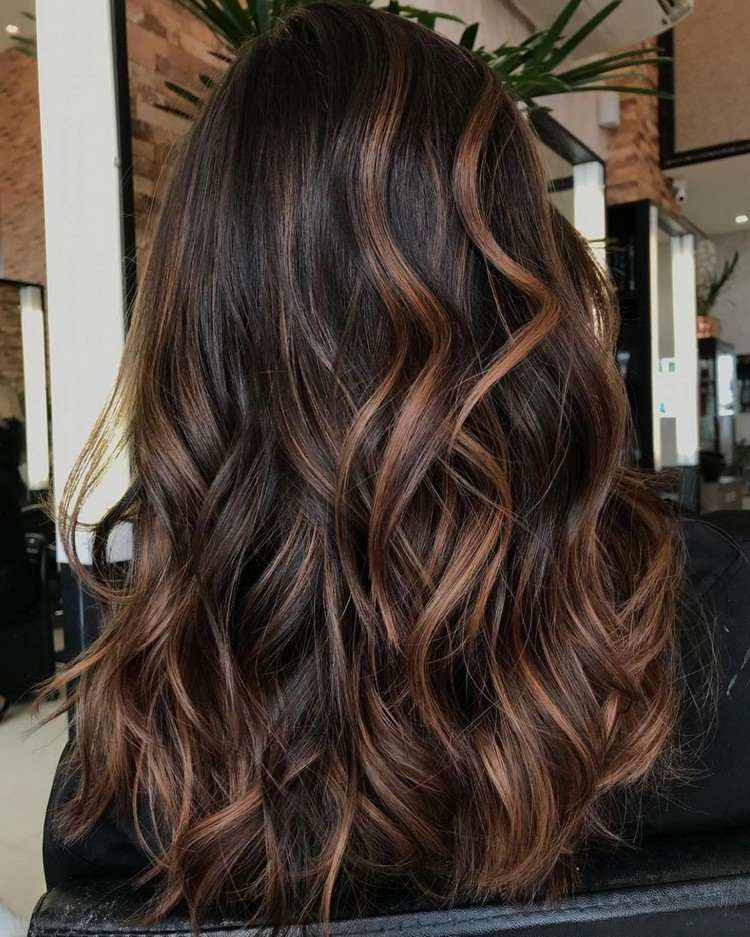 tmavohnedé vlasy s blond melírom balayage farby vlasov trendy jeseň zima