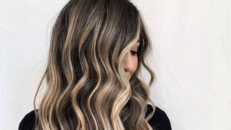 Farba vlasov čokoládová chai hnedé vlasy s blond melírom balayage trendy 2020