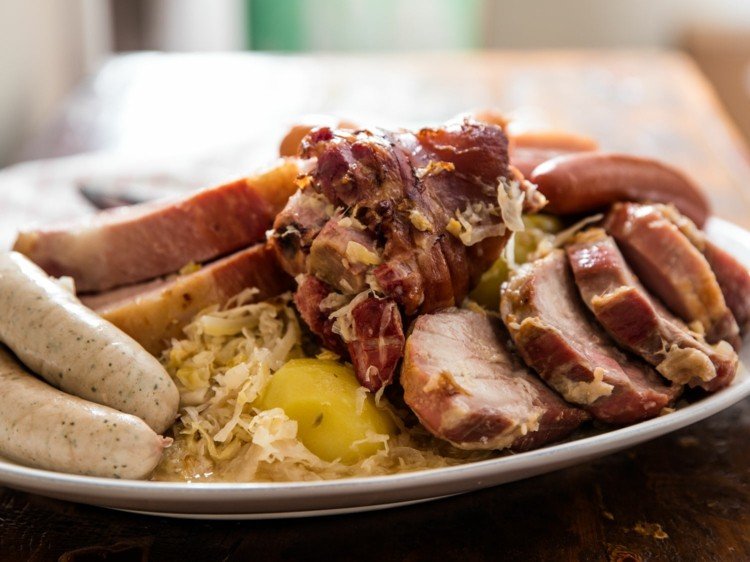 choucroute zemiaky bravčová klobása