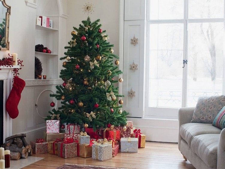 Vianočný stromček je tradične ozdobený mašličkami z červeného zlata