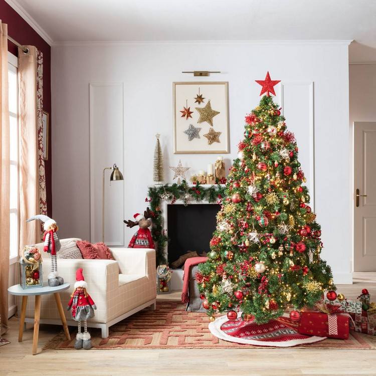 Vianočný stromček zdobí klasickú červenú zlato zelenú