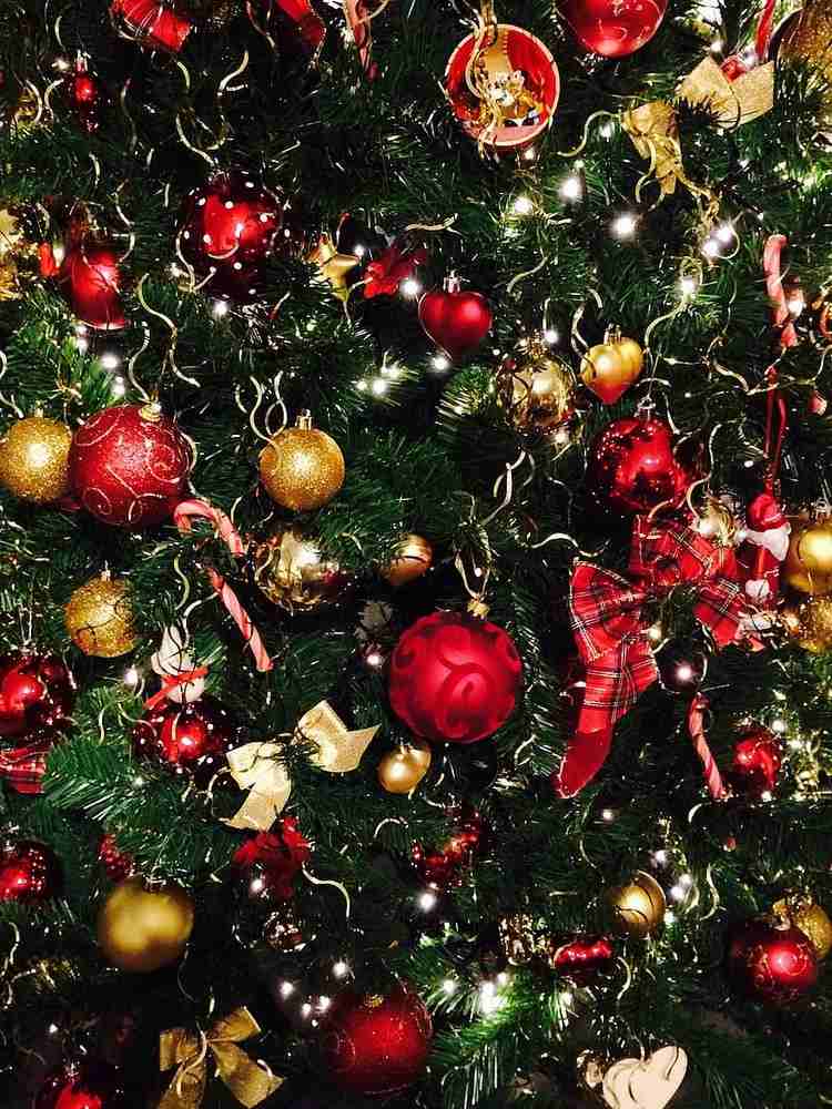 Klasické dekorácie vianočného stromčeka z červeného zlata kombinované s rozprávkovými svetlami