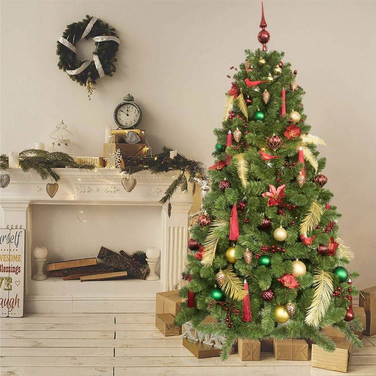 Vianočný stromček z červeného zlata zdobí strapce a perie ako ozdobu