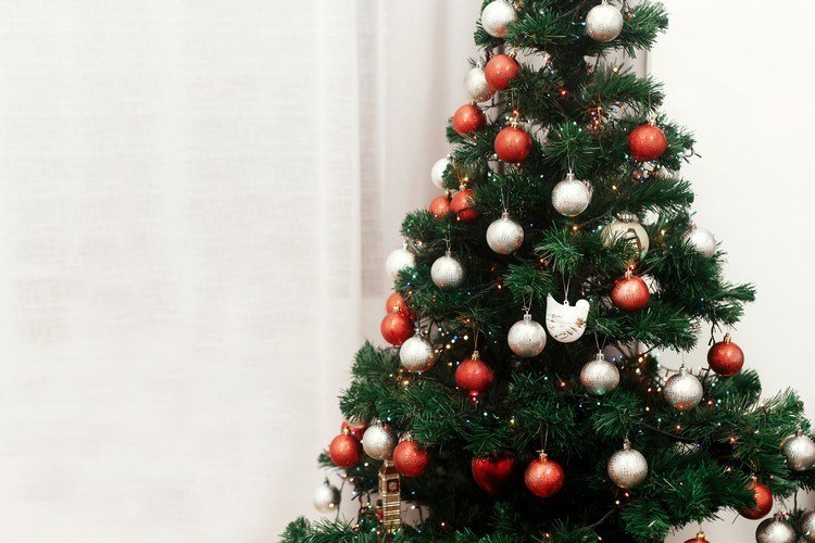 jednoduché ozdoby na vianočný stromček vianočné gule v červenom striebre