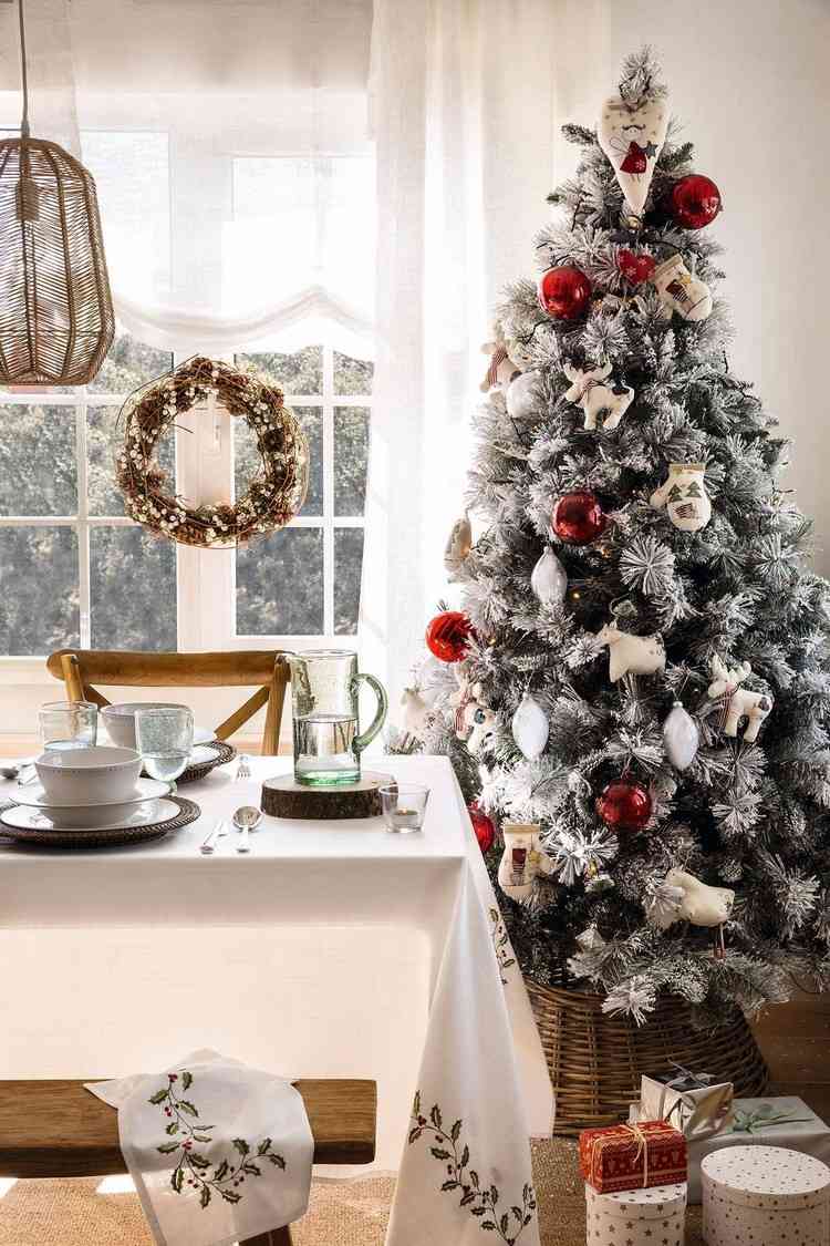 Umelé snehové vianočné stromčeky zdobia nápady