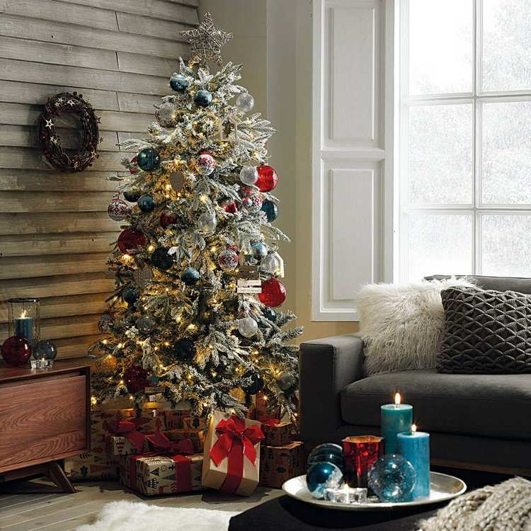 Americký vianočný stromček kombinuje bielo modro červenú kombináciu