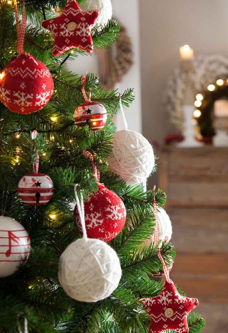 pletené ozdoby na vianočný stromček v bielej a červenej farbe