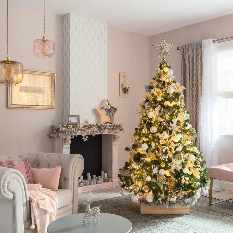 slávnostná jedľa zdobená bielym zlatom