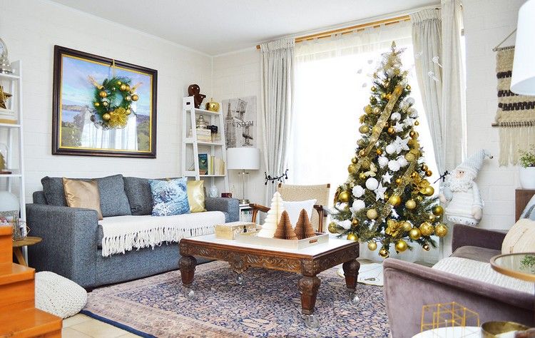 Vianočný stromček ozdobený vianočným vencom z bieleho zlata