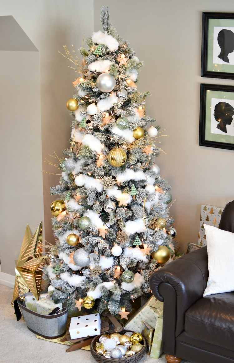 Jedľová bucľatá ozdoba biele zlato strieborná zelená