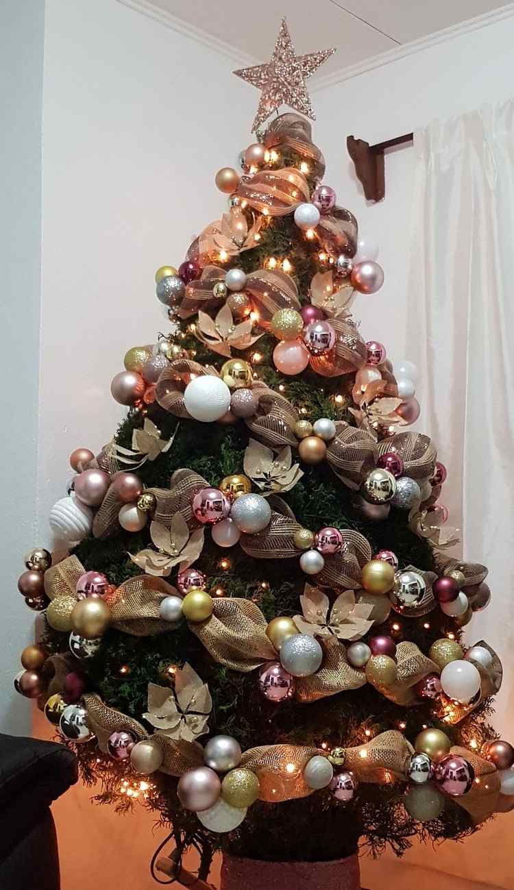 malý vianočný stromček zlatá ružová ozdobený mašličkou