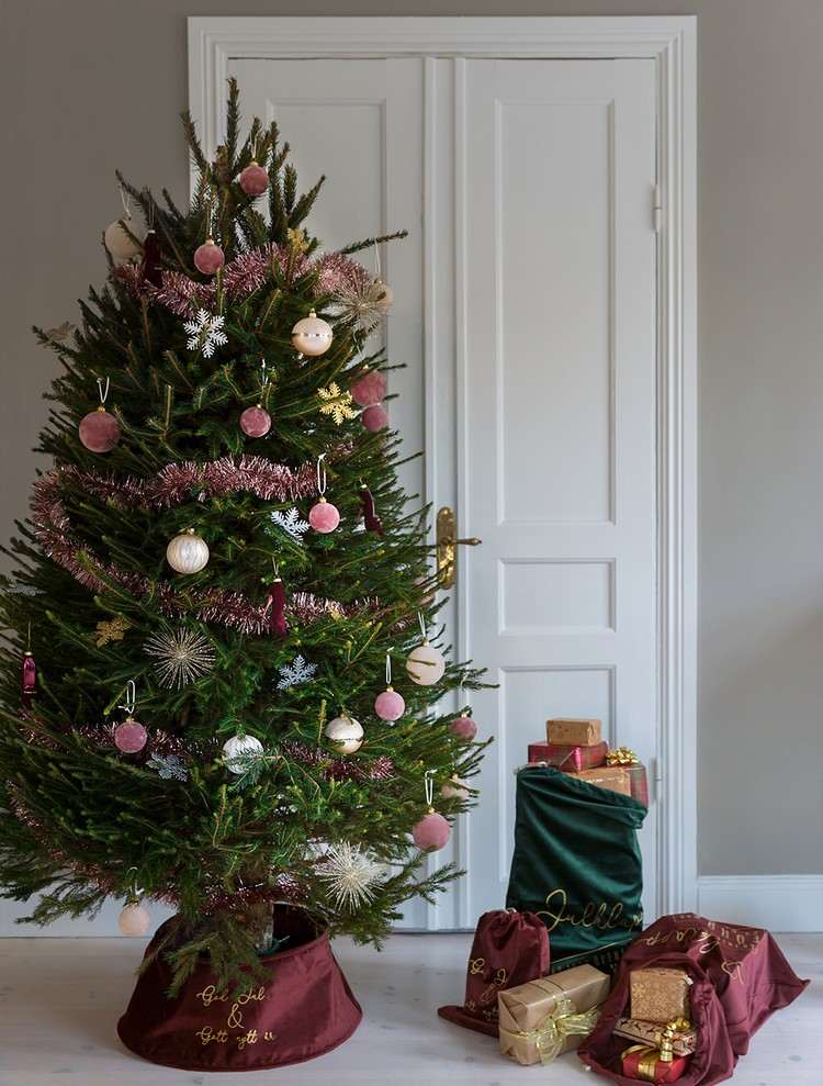 Ozdoby na stromček z ružového zlata na vianočný stromček