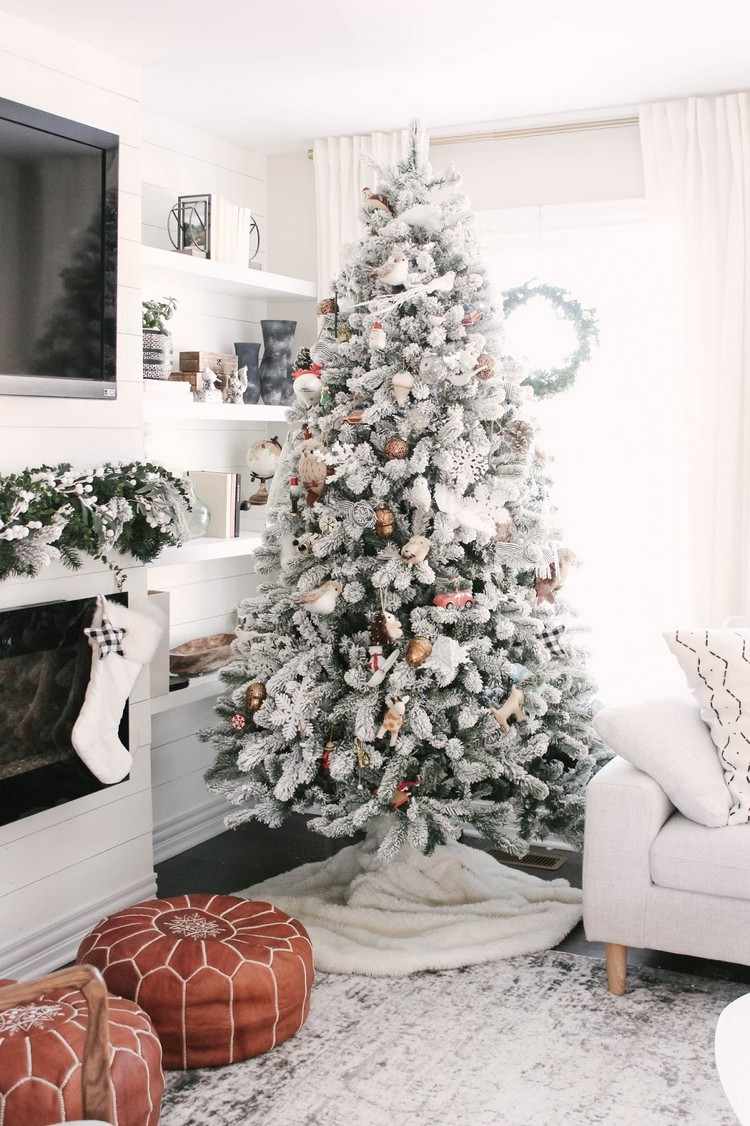 Ozdobte vianočný stromček z umelého snehu plyšovými hračkami