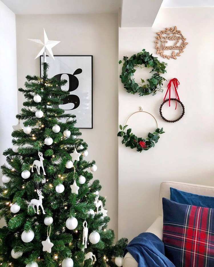 Monochromatický vianočný stromček zdobí biele ozdoby na vianočný stromček