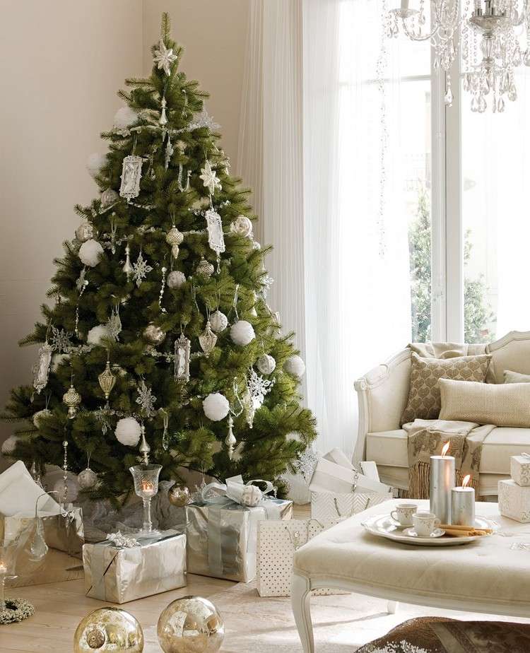 dekorácie bieleho stromčeka pôsobia elegantne a elegantne