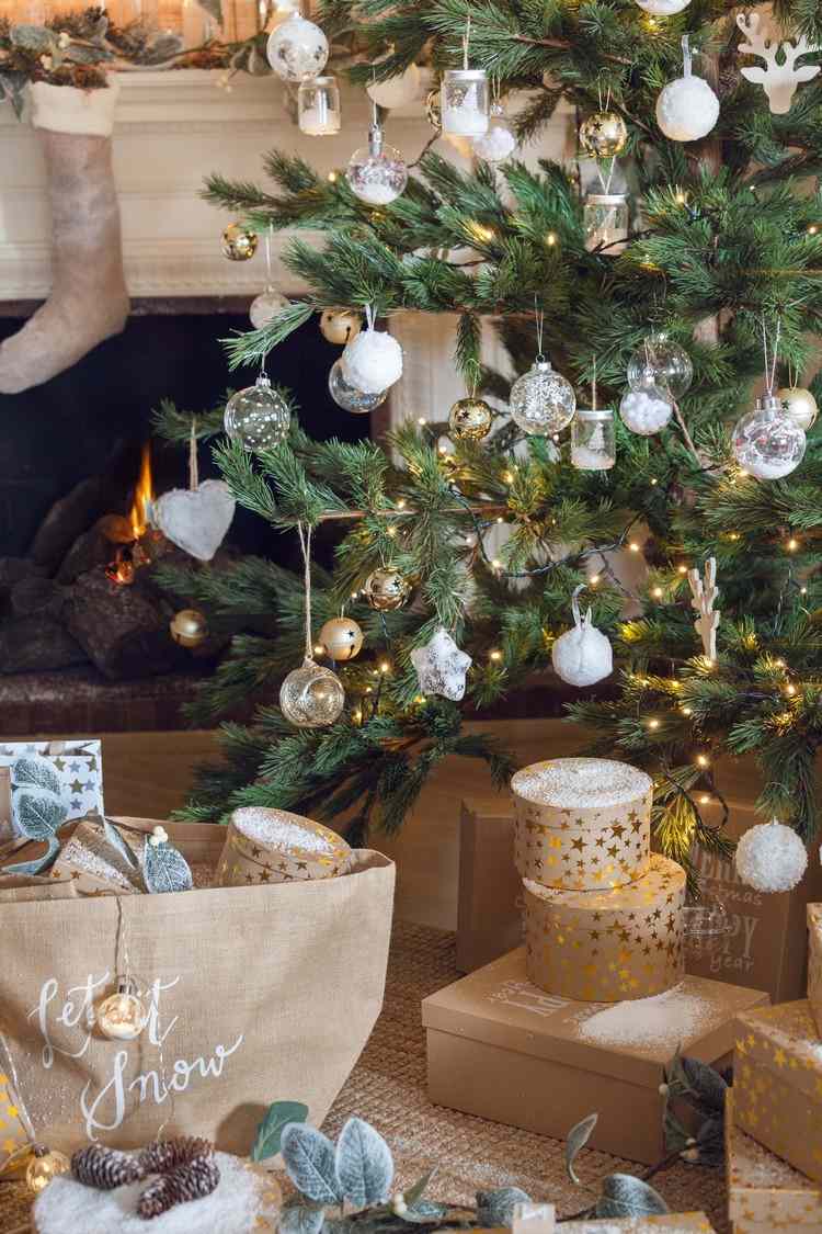 biele ozdoby na stromček vyrobené zo skla na vianočný stromček