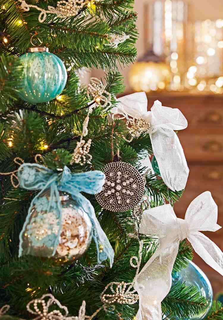 Ozdoby na vianočný stromček v modrej a bielej farbe s mašličkami
