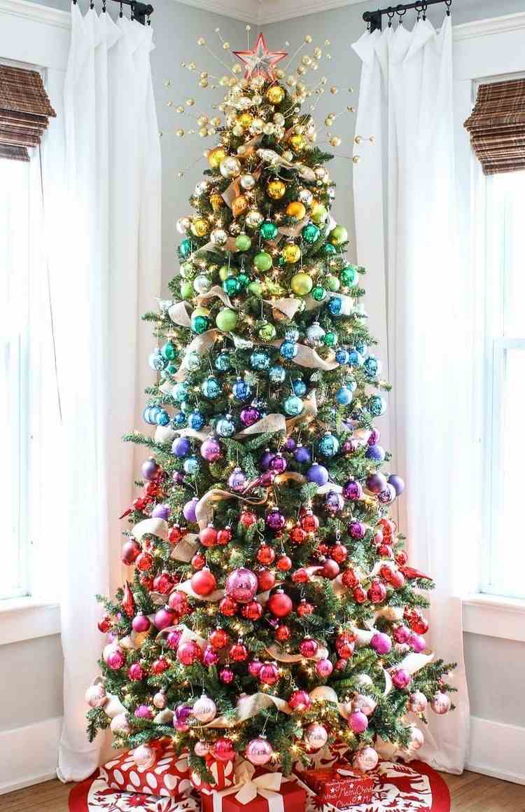 Vianočný stromček zdobí farebné dekorácie v dúhových farbách