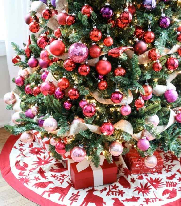 Ozdoby na vianočný stromček v nápadných červených odtieňoch vianočné stromčeky šperky gule červená ružová ružová deka darčeky