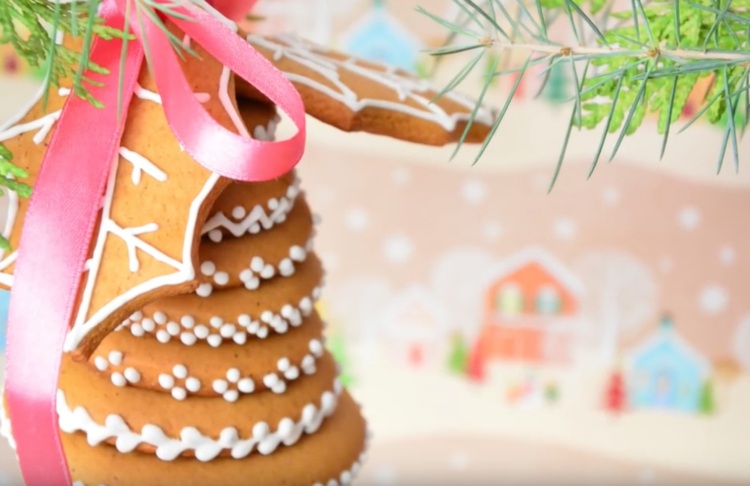 Ozdoby na vianočný stromček vyrobené z ružovej perníkovej saténovej stužky