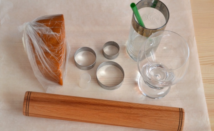 Ozdoby na vianočný stromček z materiálov na pečenie perníkov