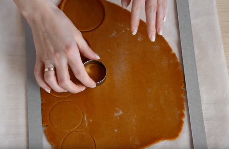 Vykrojte vykrajovač kruhu na perníkové cesto