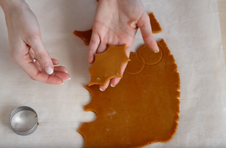 Ako vystrihnúť vianočné stromčeky z perníkových listov