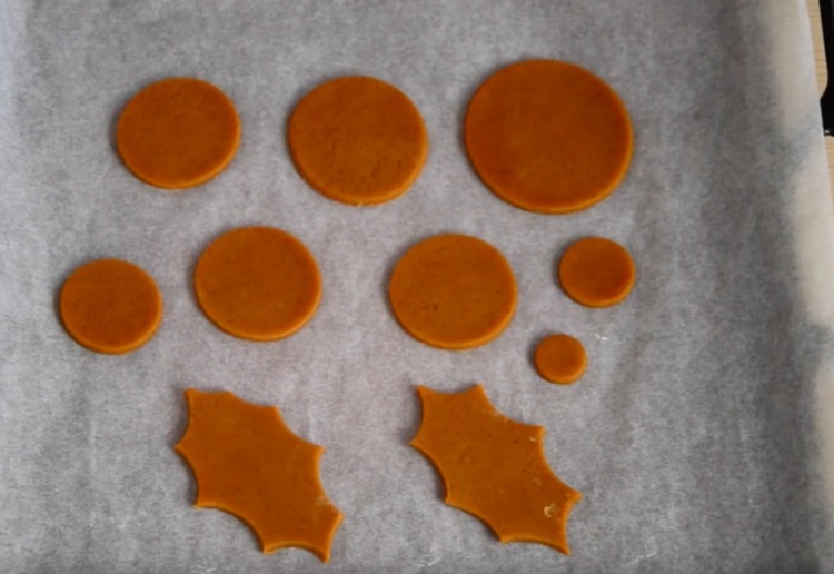 Ozdoby na vianočný stromček z perníkových kruhov listy stromčeka tvary pečenia perníkového cesta