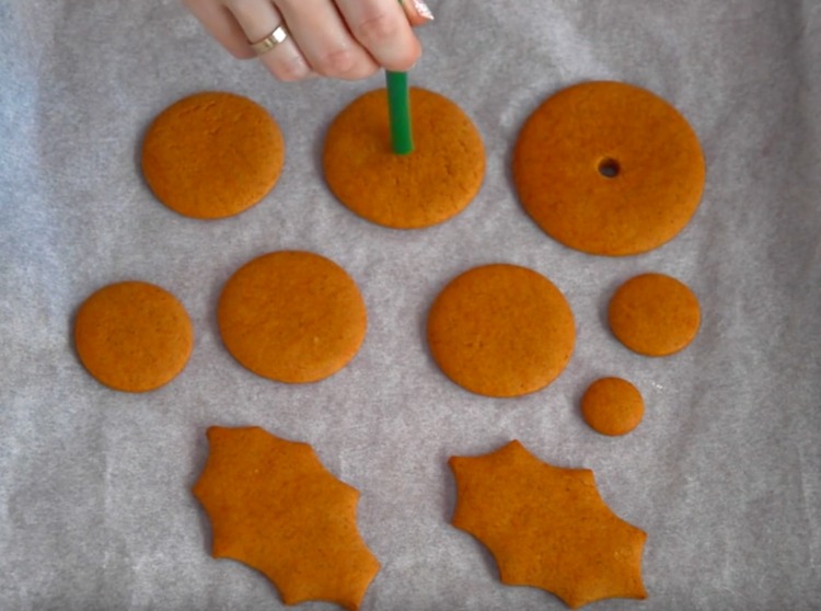 Uprostred ozdôb na vianočný stromček vykrojte otvory z perníkovej slamky