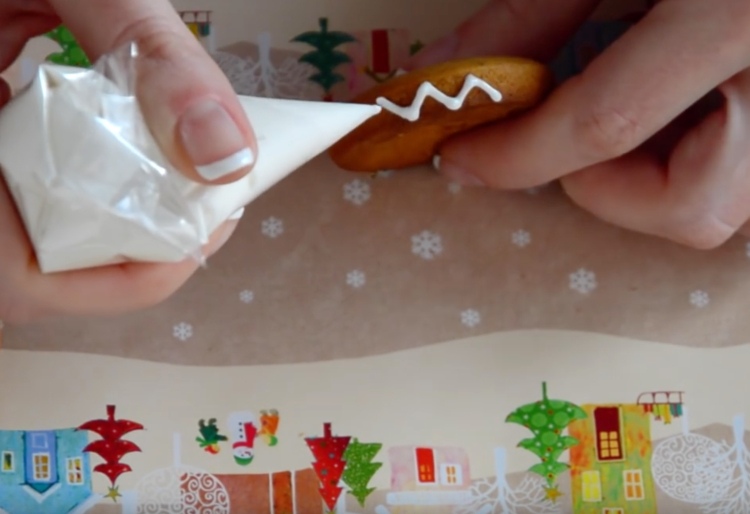 Pečenie dekorácií vianočného stromčeka z perníkovej kľukatej vzorovej dekorácie glazúry