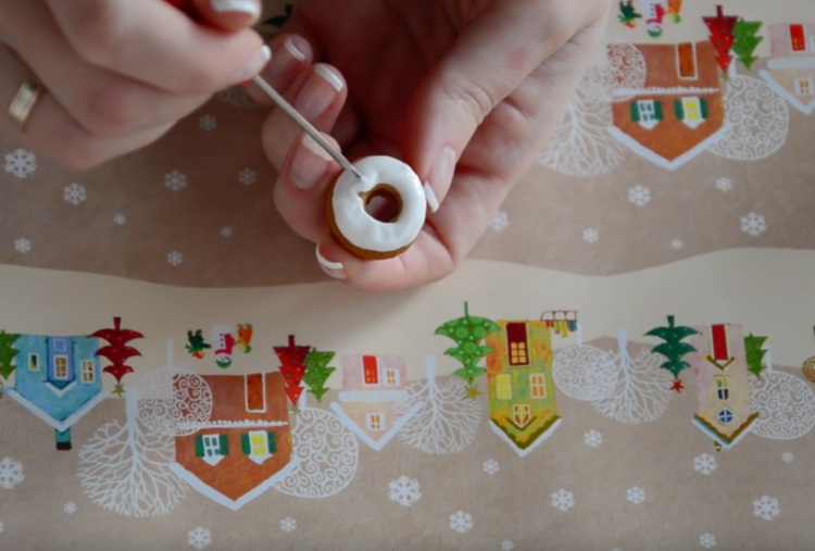 Ozdoby na vianočný stromček vyrobené z polevy na perníkovú polevu