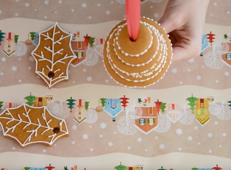 Pečte ozdoby na vianočný stromček z perníčkov