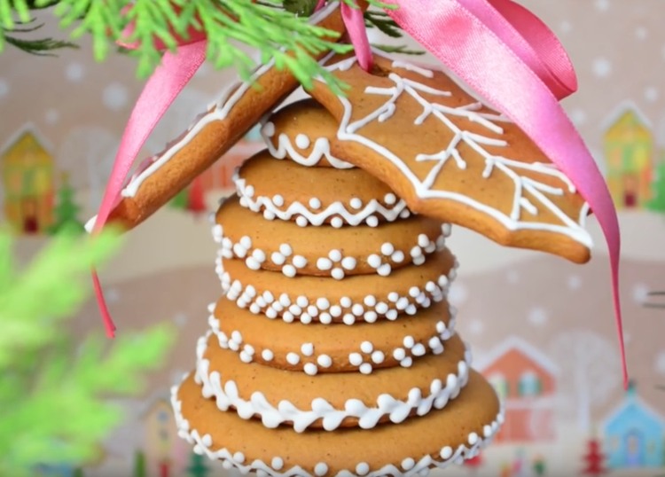 Ozdoby na vianočný stromček vyrobené z perníka si urobte sami