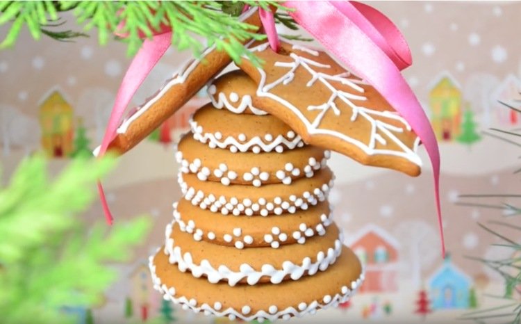 Upečte ozdoby na vianočný stromček z perníkových zvončekov