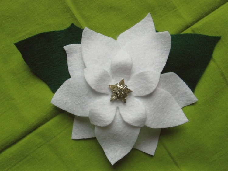 Vyrobte si na vianočný stromček vianočnú vianočnú hviezdu vyrobte si vlastné ozdoby na vianočný stromček vianočná hviezda biely kvet filc deco