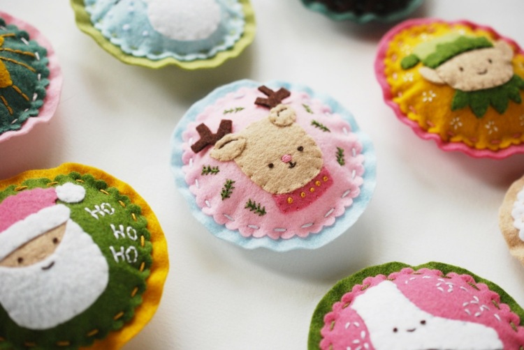 Ručné práce s plsťou - roztomilé prívesky s vianočnými motívmi drotár vianočný strom dekorácie sami vankúš nápad vianočný sob elf santa claus