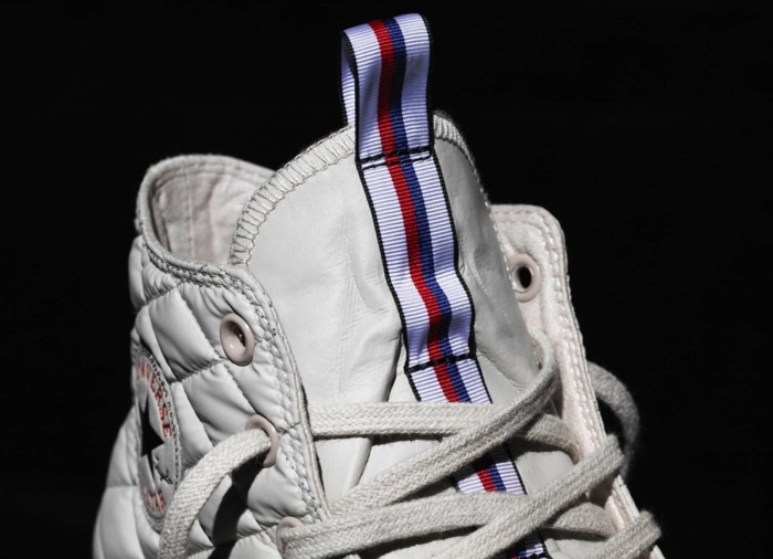 Skľučovadlá od Converse s červenou a modrou grogrénovou stuhou skľučovadlá tenisky grogrénová stuha modrá červený jazyk konverzovať