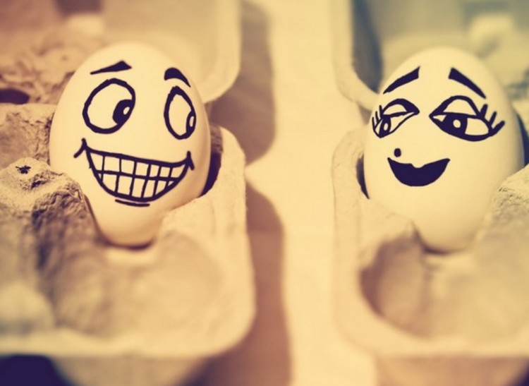 veľkonočné vajíčka-tváre-milujúci-pár-mladé-dievčatá