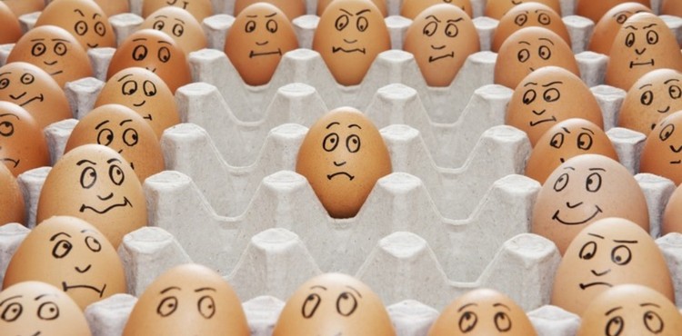 veľkonočné vajíčka-tváre-maľovanie-kartón na vajíčka