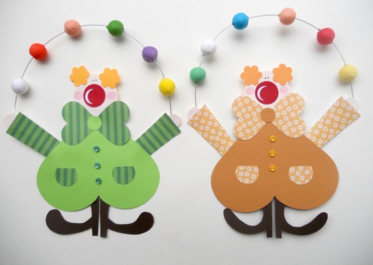 karnevalový klaun vyrábajúci žongléra z papierového drôtu