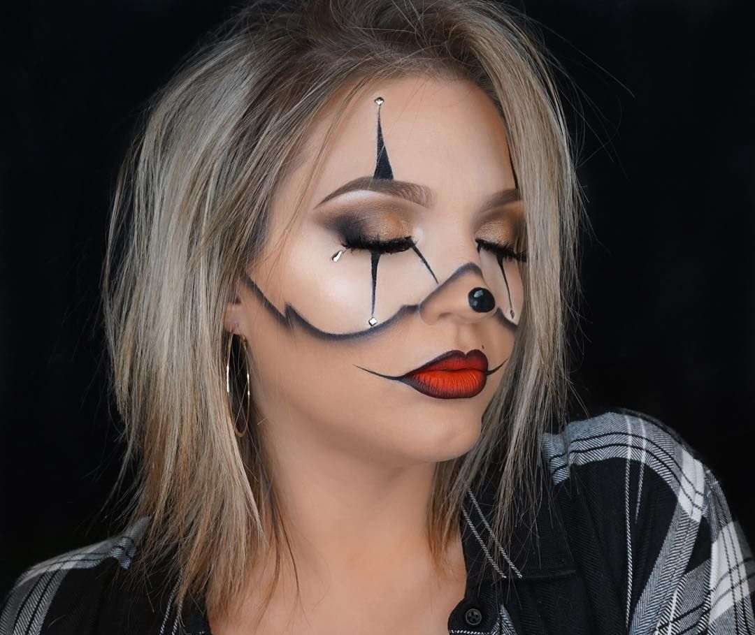 Kostým klaunskej make-up ženy na Halloween je ľahké si vyrobiť sama