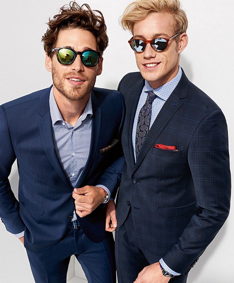 večerný outfit-elegantná košeľa-tmavo-modrý-oblek