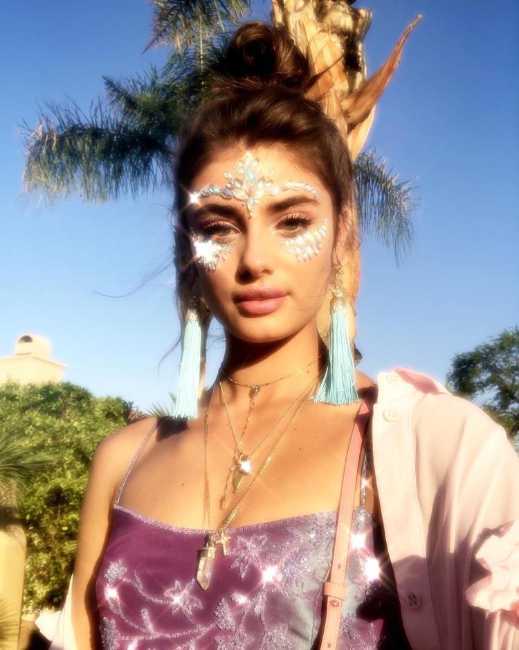 coachella 2018 trendy módne inšpirácie tipy na štýl make-up trblietky tylor hill