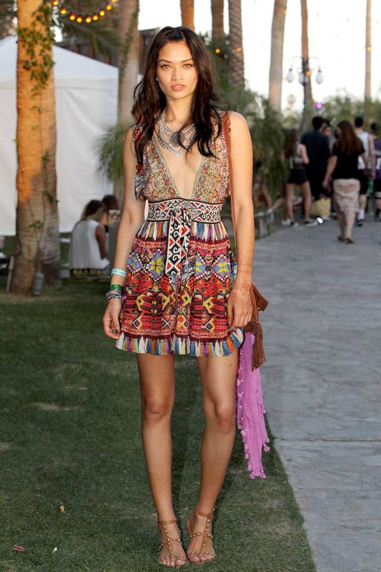 Coachella 2019 najlepšie vyzerá boho mini šaty šperky kamienky nos prsten model Irina Shayk