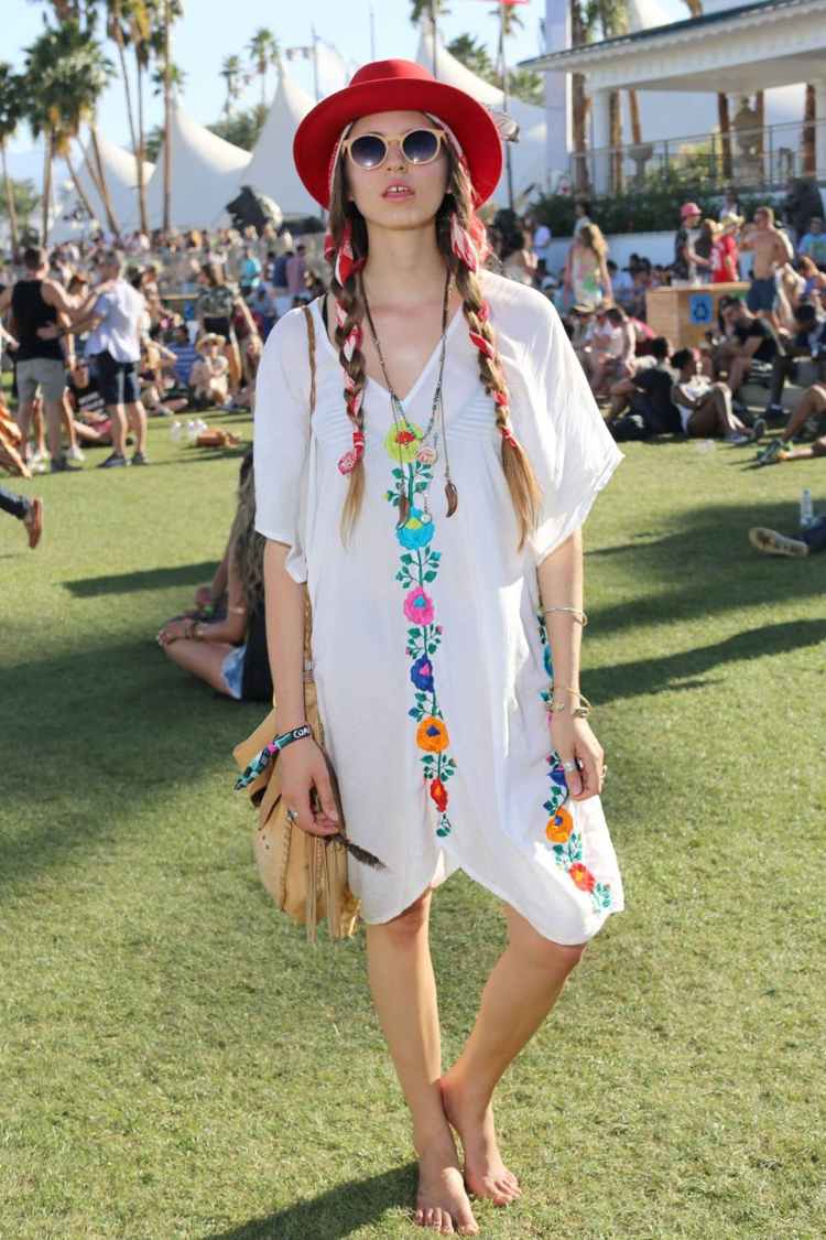 Coachella 2019 košeľové šaty biely červený klobúk kvetinový vzor