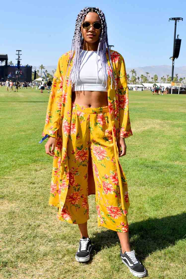 Coachella 2019 dámske hippie outfity s krátkym topom s kvetinovým vzorom a bielou košeľou