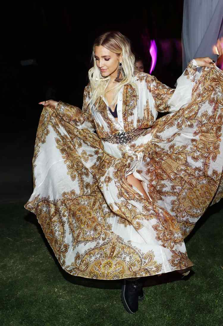 coachella 2019 boho look dlhé maxi šaty výšivky biela ashlee simpson