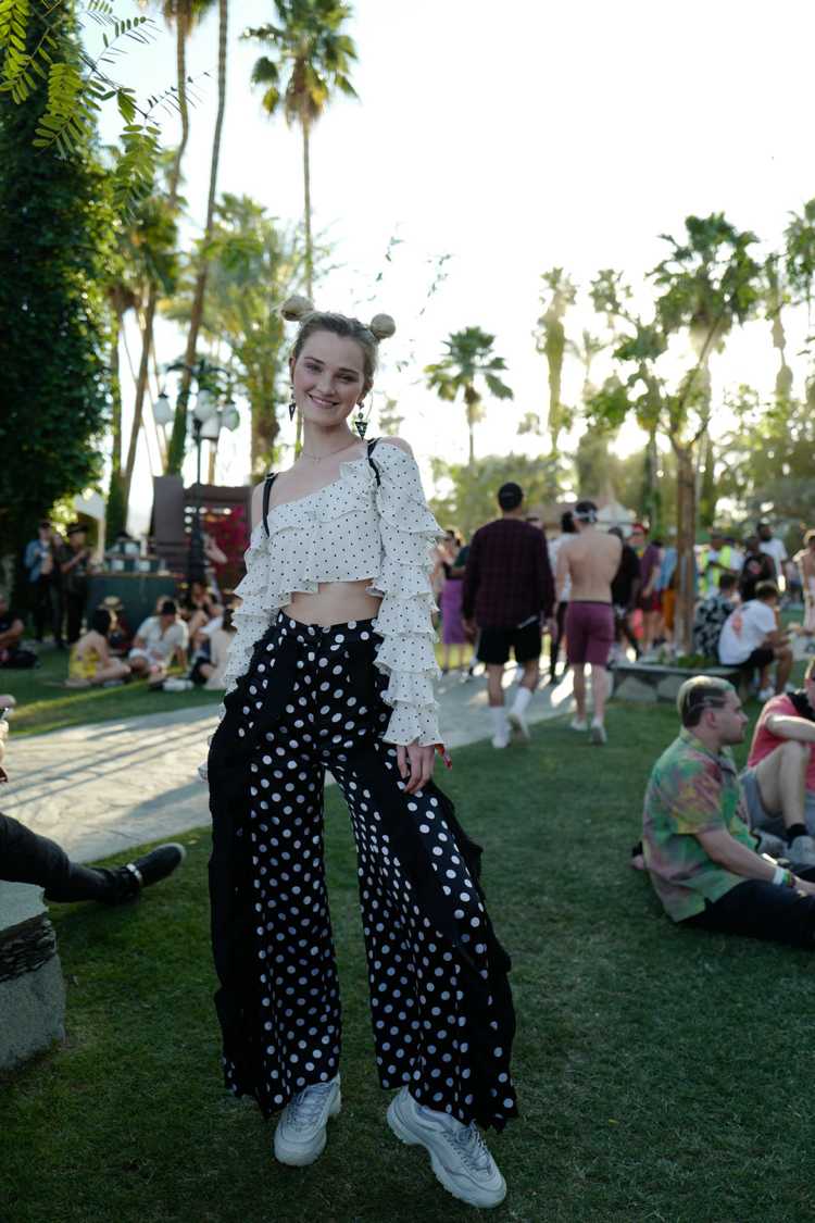 Coachella 2019 lemovaná volánová blúzka off vzor ramenných bodiek ženy